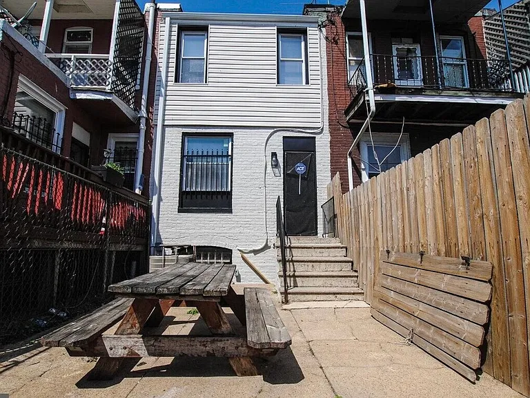 2727 E Monument St — Photo 17