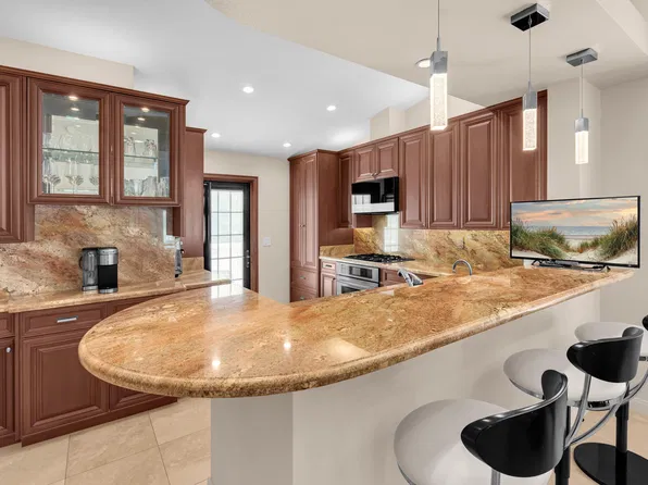 229 Desert Falls Dr, Palm Desert, CA 92211