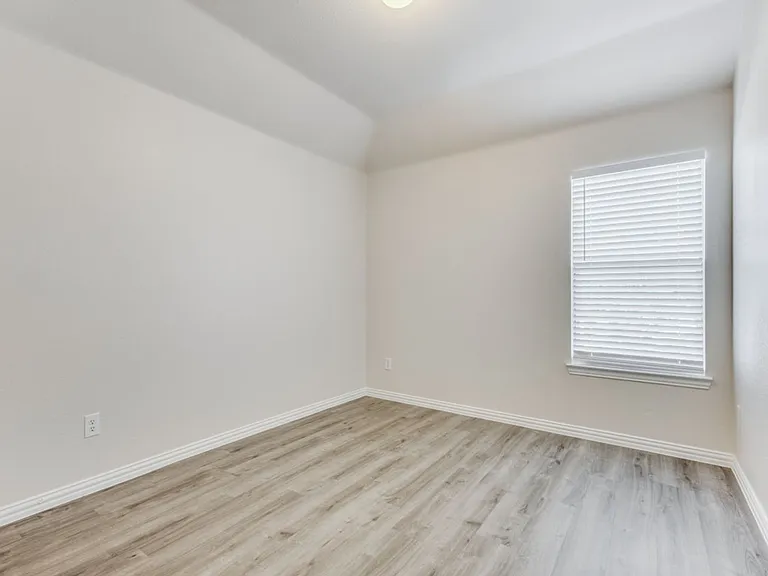 1901 Templegate Dr — Photo 15