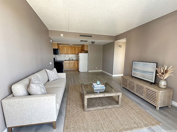 3rd image of 225 Queen St APT 14A