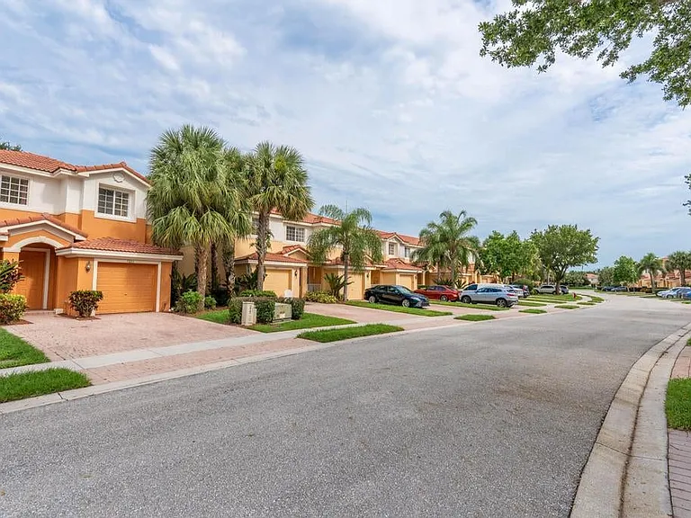 7221 Briella Dr — Photo 37