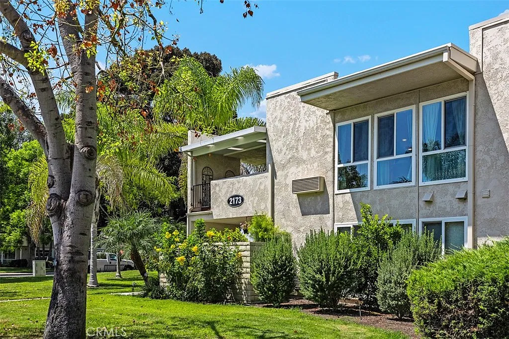 2 bed, 866 sqft, $3,200 — Photo 2