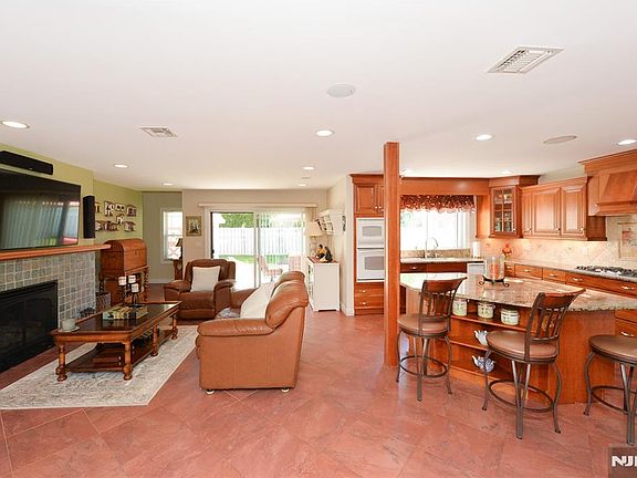 3rd image of 513 Boulevard