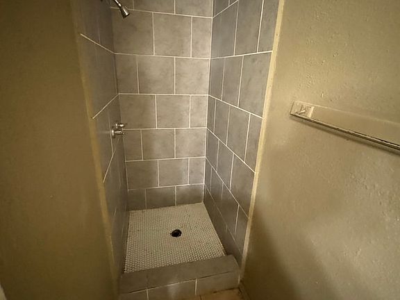 4th image of 47931 Michigan St #6