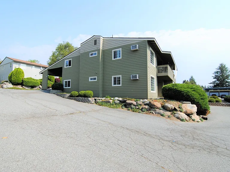 939 N Baker Ave — Photo 8