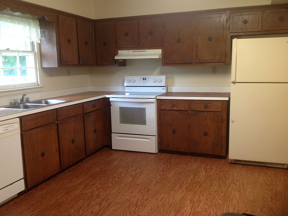 large eat-in kitchen