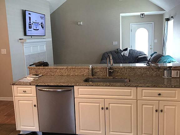 4th image of 733 Bradford Ln