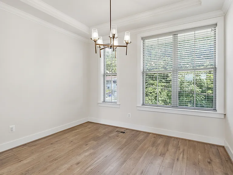 2252 S Glebe Rd — Photo 14