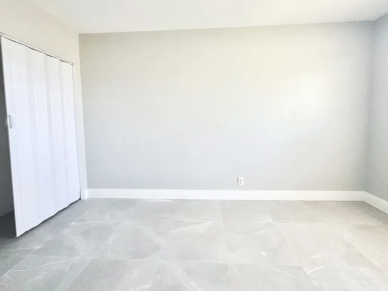 1007 W Prospect Rd — Photo 46
