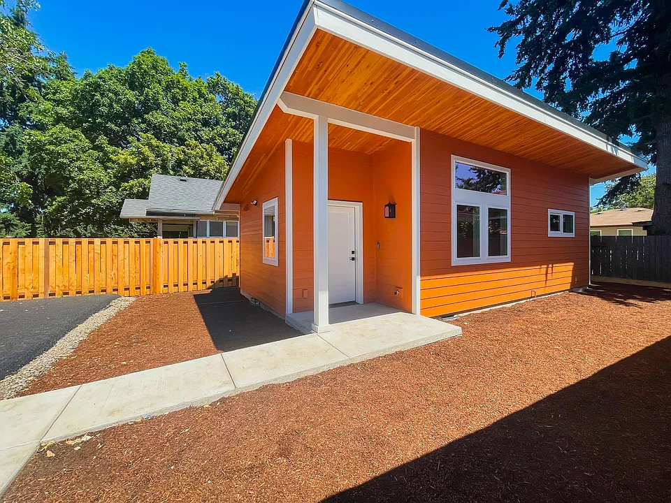 40 SE 106th Ave #C