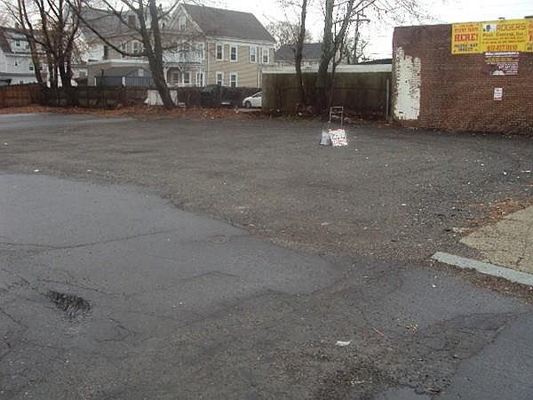 2nd image of 1048 N Main St