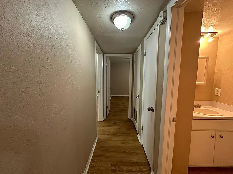 6016 Nw Expy #B — Photo 9