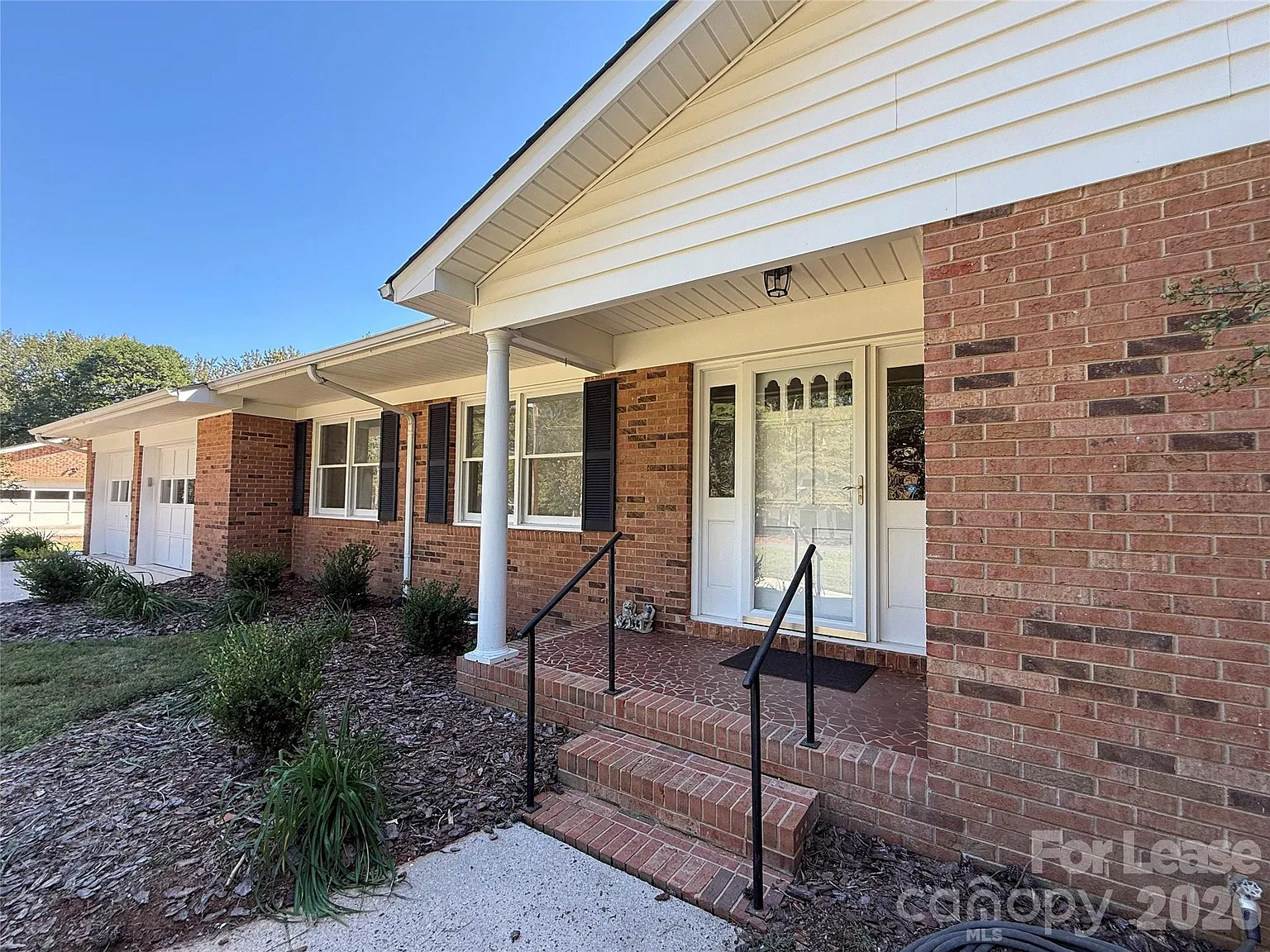 3 bed, 2.0 bath, 2071 sqft, $2,200 — Photo 3