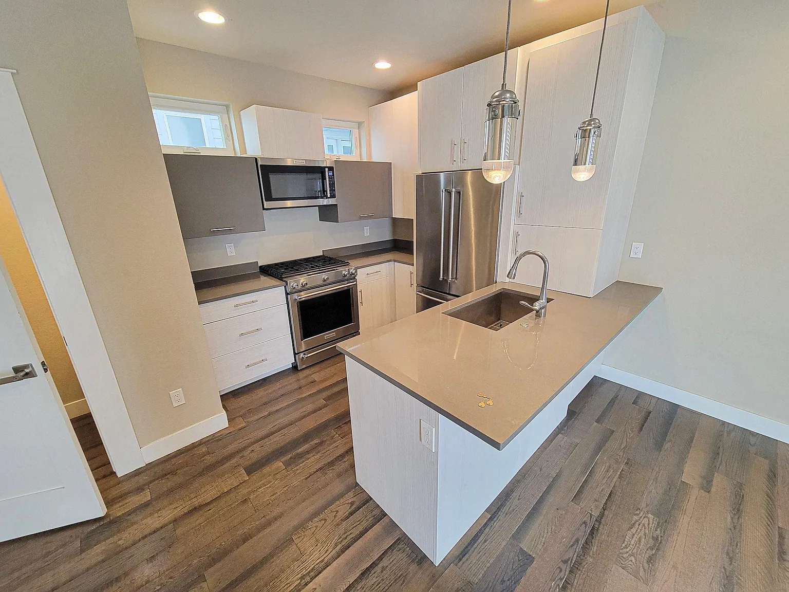 3 bed, 2.5 bath, 1296 sqft, $2,800 — Photo 3