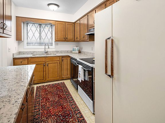 5th image of 22 Wellington St #22