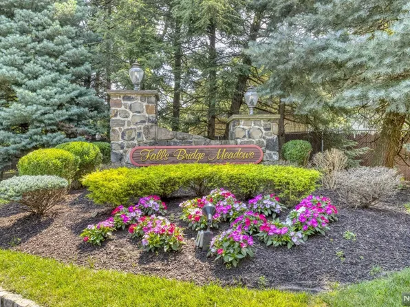 48 Falls Bridge Dr, Totowa, NJ 07512