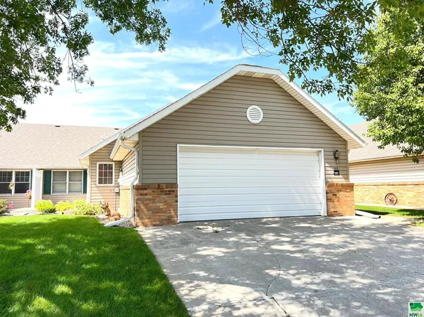 708 2nd St SE APT 103, Orange City, IA 51041
