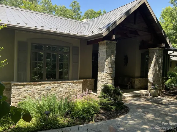 304 Piney Knoll Ln, Hendersonville, NC 28739