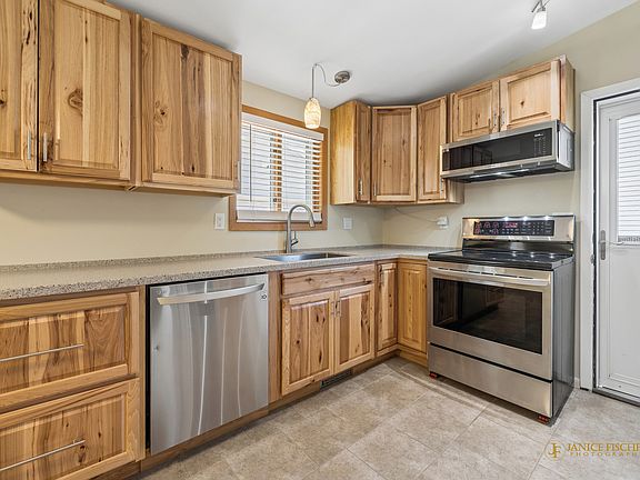 5th image of 264 Joseph St