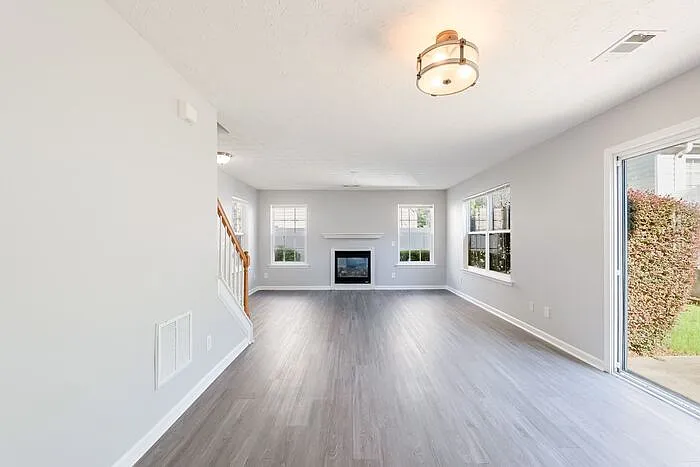 641 W Oaks Dr — Photo 5