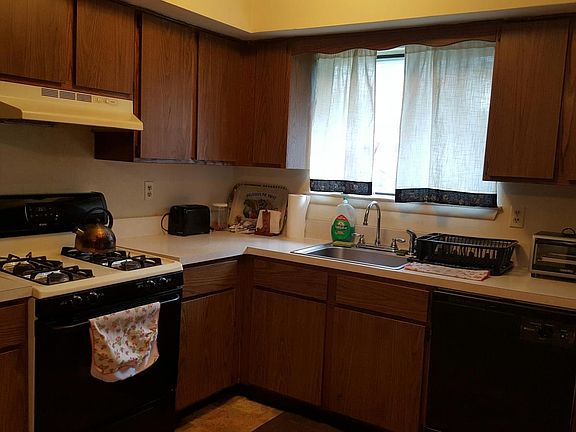 3rd image of 335 Woodbine Ave