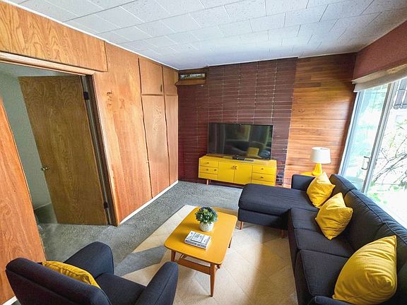 4th image of 2825 Barry Ave
