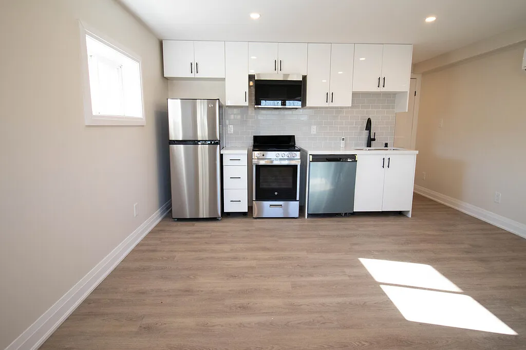 184 Bradley Ave - 3 — Photo 2