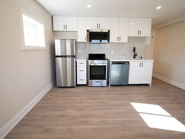184 Bradley Ave #3 — Photo 2