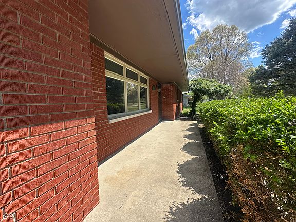 4th image of 7121 Laurel Dr