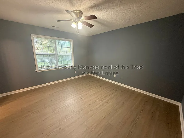 208 Hammond Dr — Photo 11