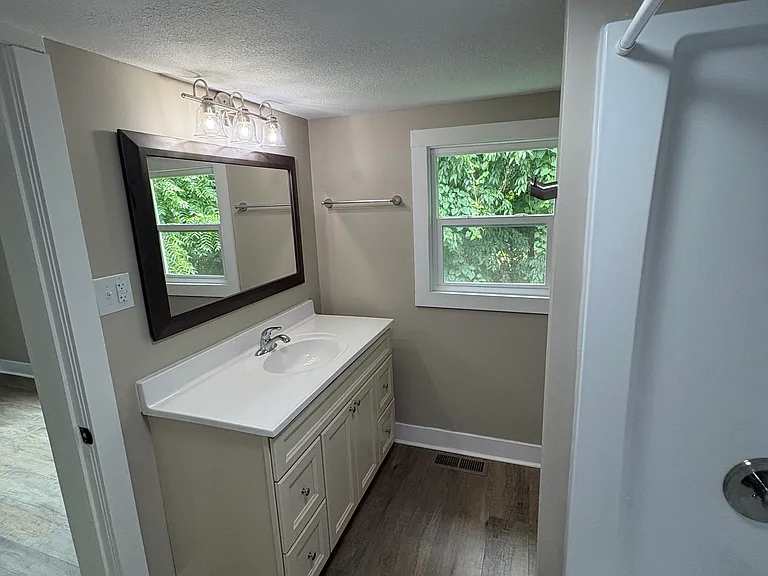 310 W 14th St — Photo 2