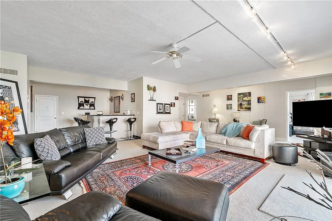 3 bed, 2.5 bath, 2240 sqft, $8,000 — Photo 3