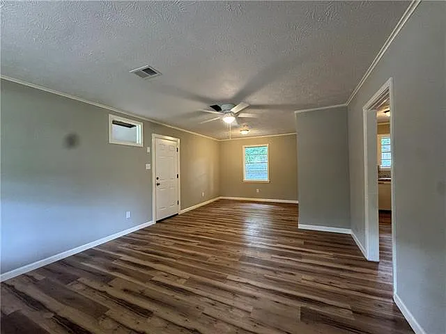 3 bed, 1.0 bath, 1092 sqft, $1,200 — Photo 4