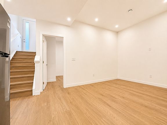 4th image of 2858 Grant Cres SW #2856-R