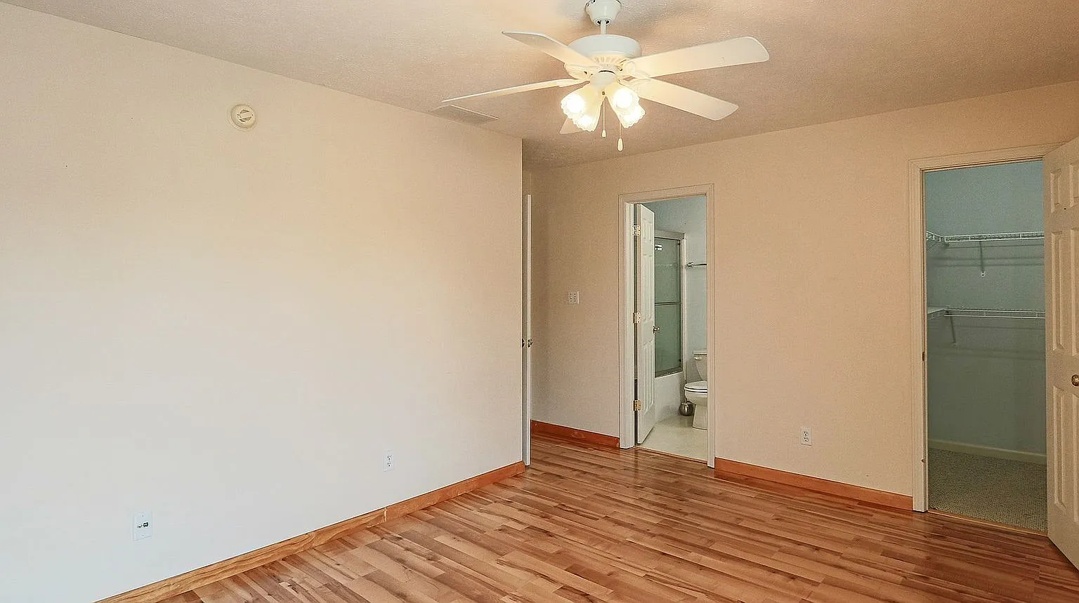 2623 E Oaklawn CT - 0 — Photo 4