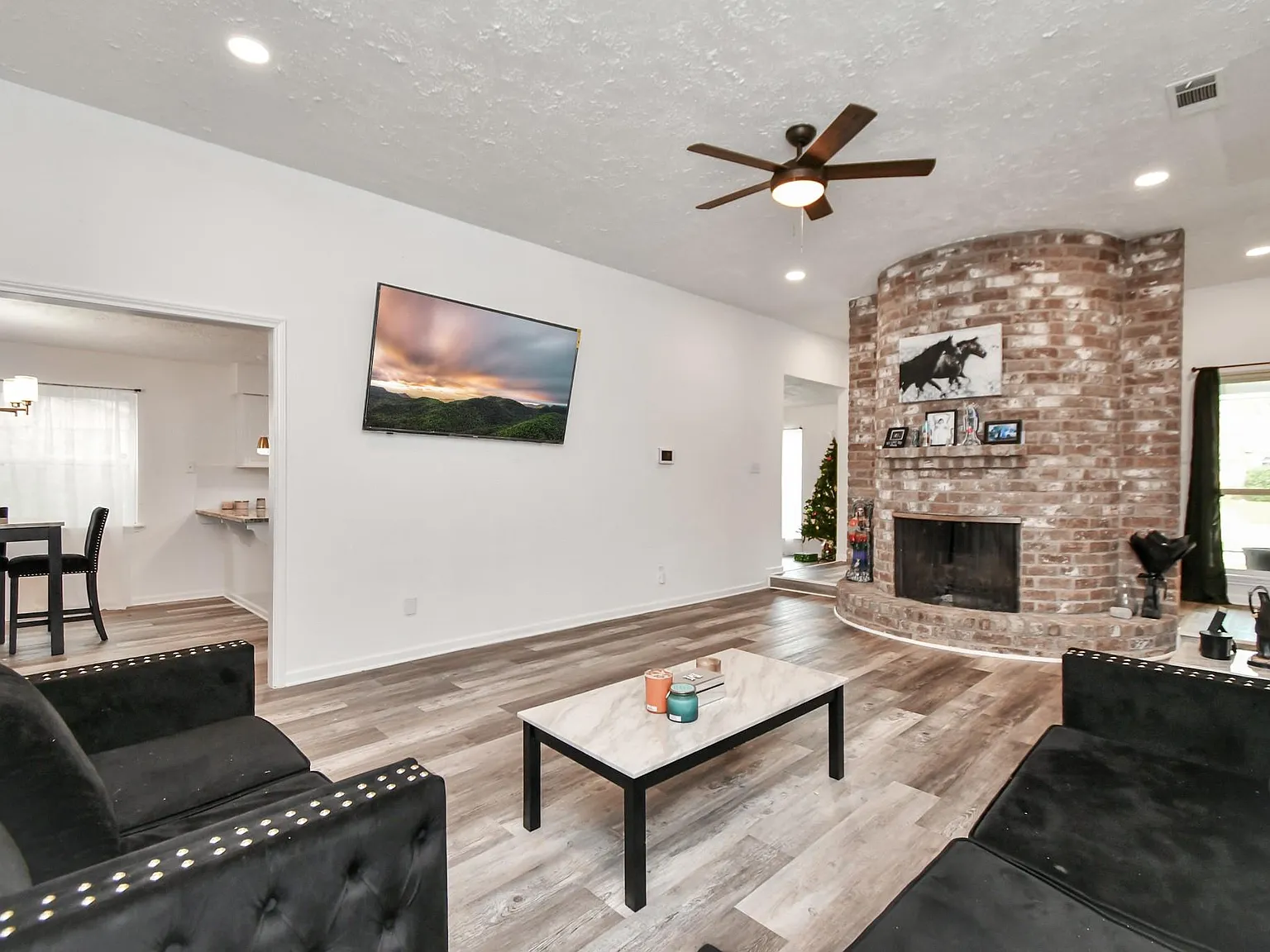 3 bed, 2.0 bath, 2002 sqft, $1,950 — Photo 3