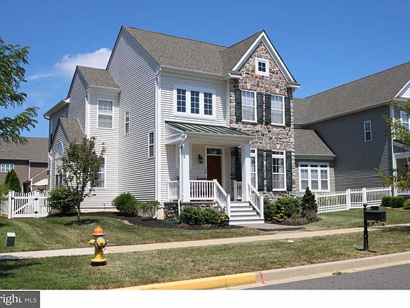 2nd image of 734 Idlewyld Dr