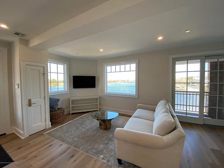 410 Lake Ave — Photo 6