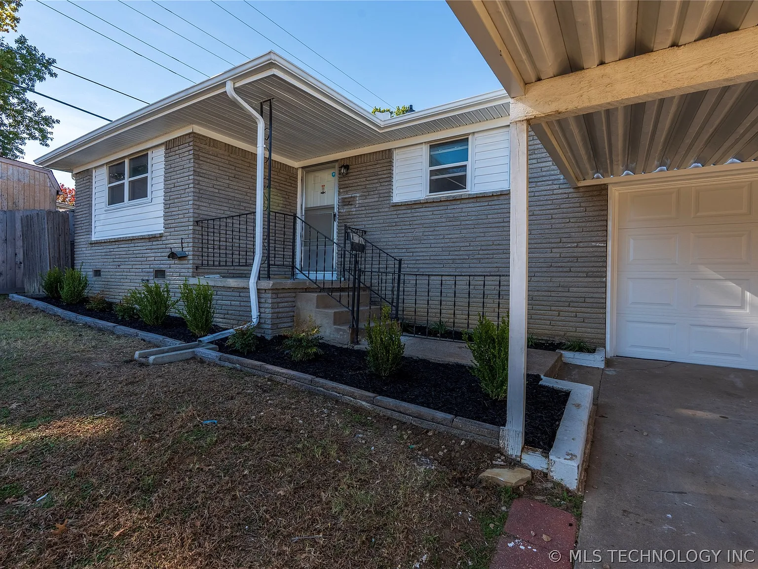 3 bed, 2.0 bath, 1951 sqft, $1,995 — Photo 3