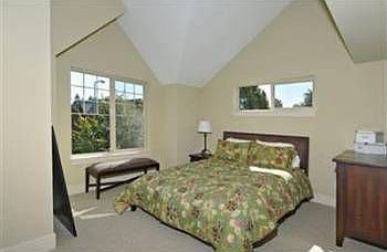 3rd image of 9613A Roosevelt Way NE
