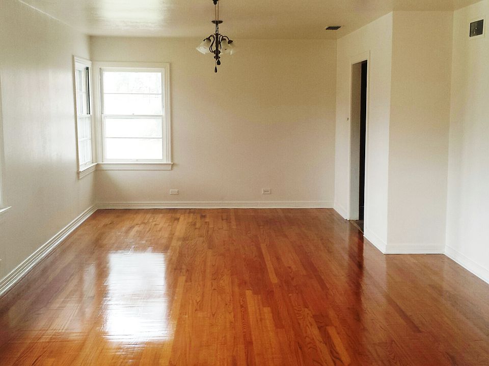 1st image of 904 John St