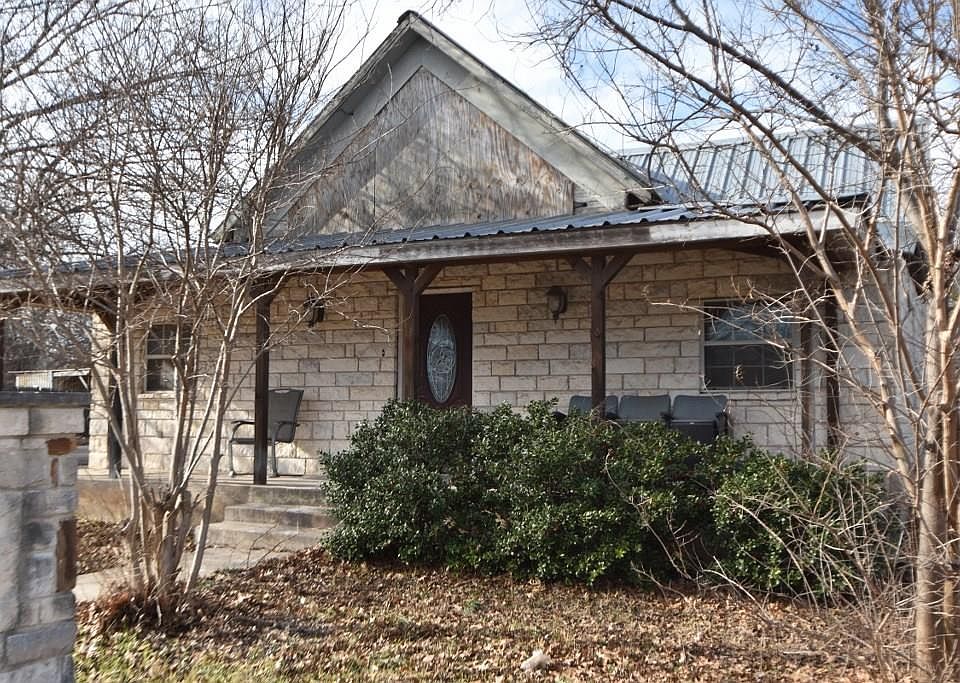 1st image of 395 W Oak St