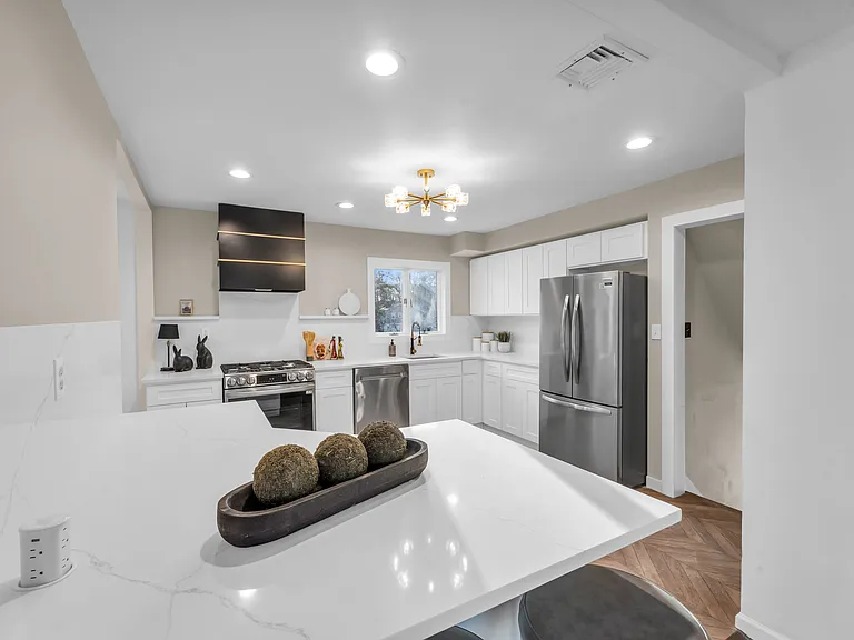 1011 Washington Ave S — Photo 3