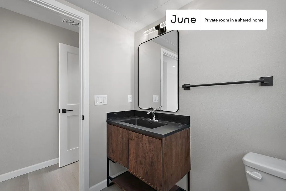 Queen bedroom in 5 bed/5 bath home in Boyle Heights #1829 D — Photo 3