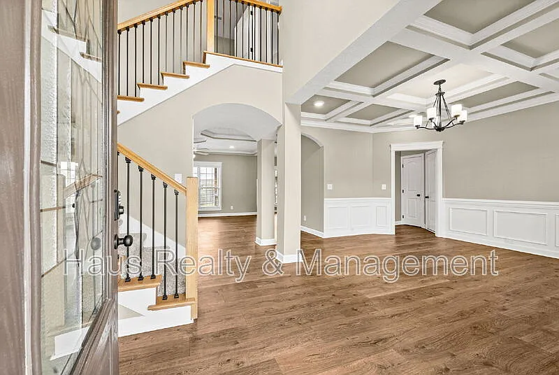 4 bed, 2.5 bath, 2161 sqft, $2,500 — Photo 3