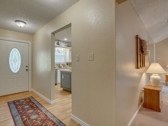 4th image of 739 Somerset Ct
