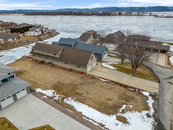 299 S Marina Dr, Brownsville, MN 55919