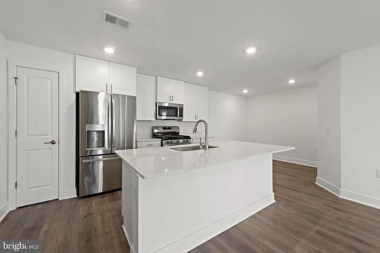 2 bed, 1200 sqft, $2,700 — Photo 4