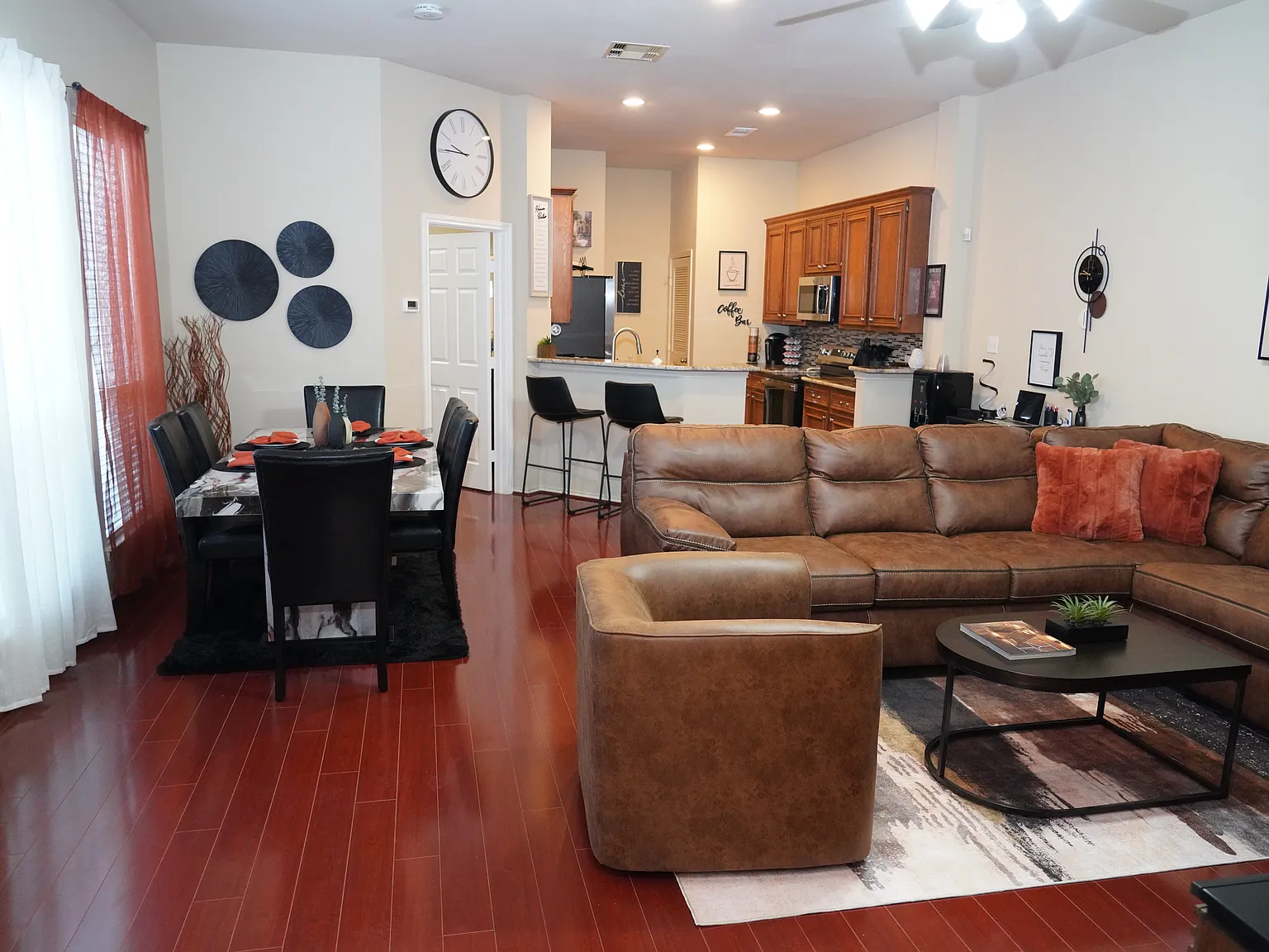 3 bed, 1320 sqft, $2,450 — Photo 3