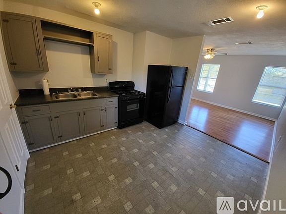4th image of 1601 W Sholars Ave #B